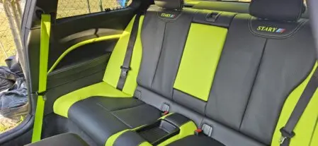 Zbliżenie na dokładne przeszycie tapicerki samochodowej