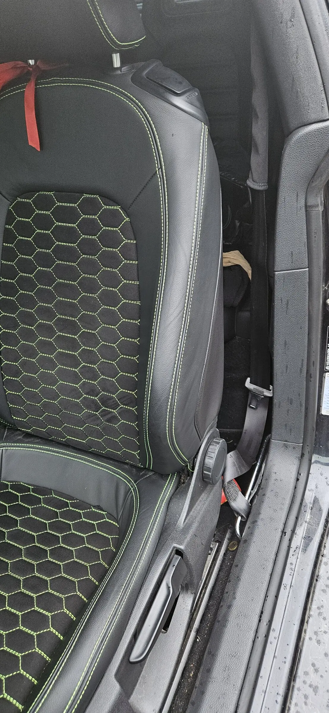 Fotel samochodowy z wyszywanym wzorem na oparciu