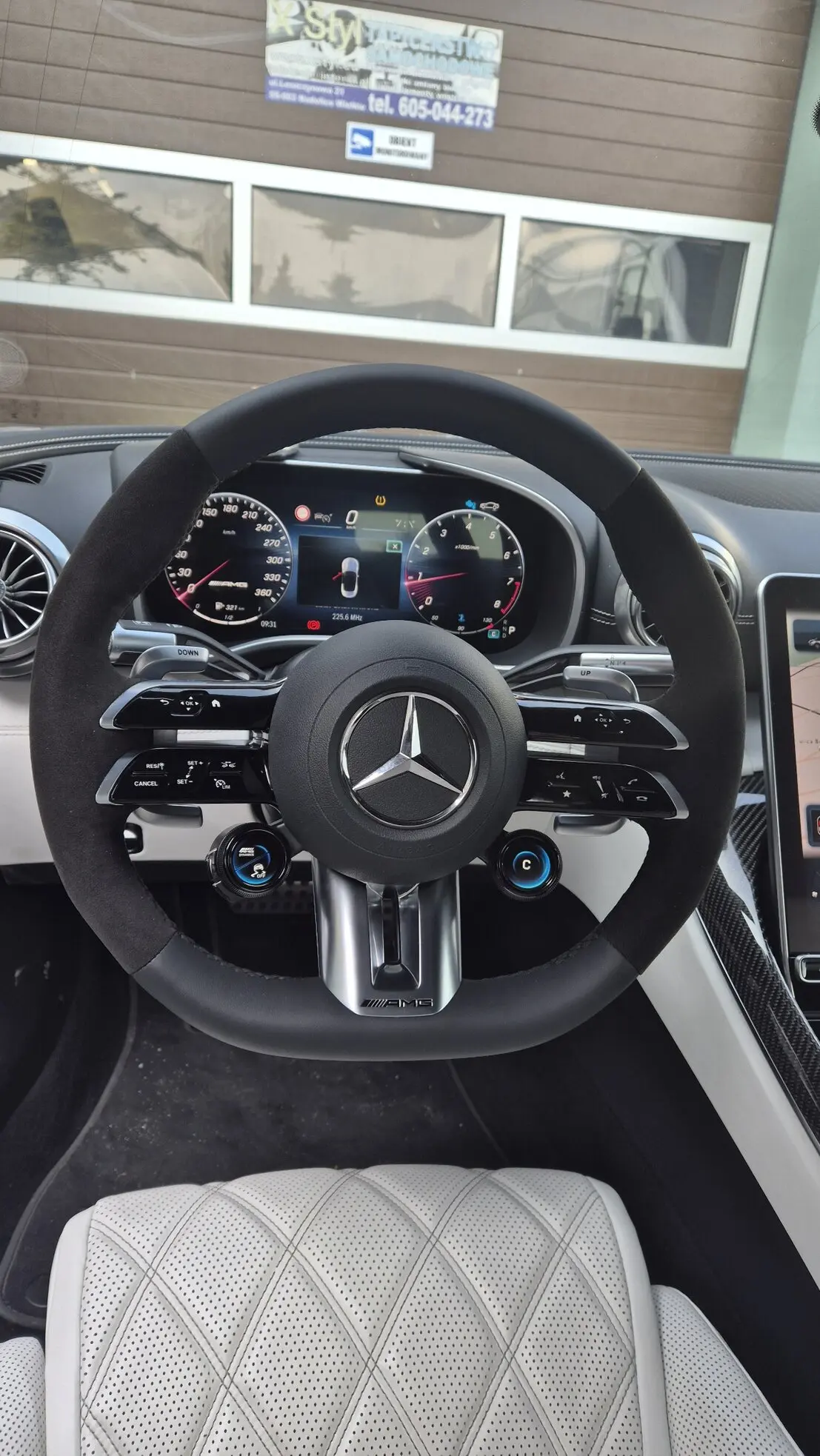 Kierownica obszyta alcantarą w sportowym aucie