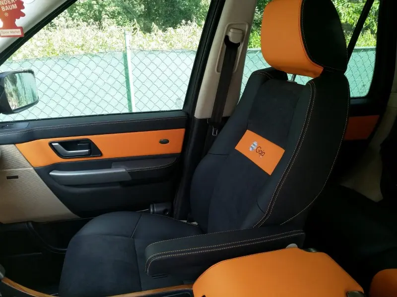 Tapicerka foteli w nowoczesnym samochodzie po odświeżeniu