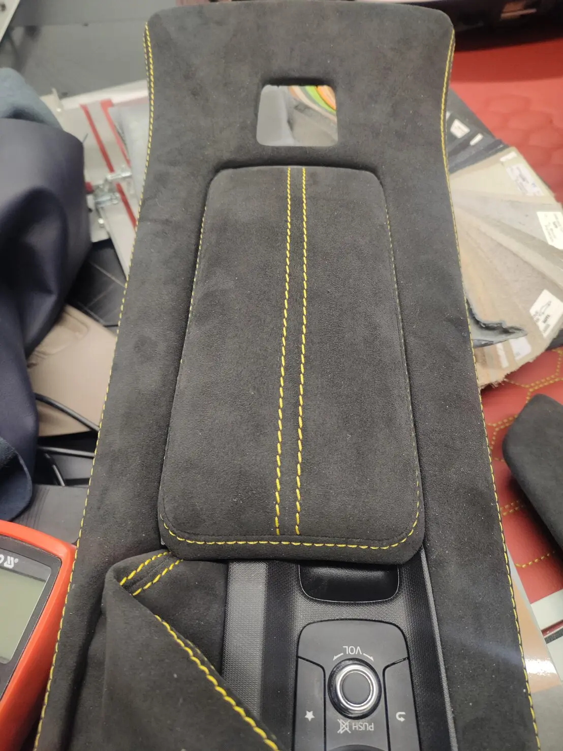 Podłokietnik z dekoracyjną tapicerką