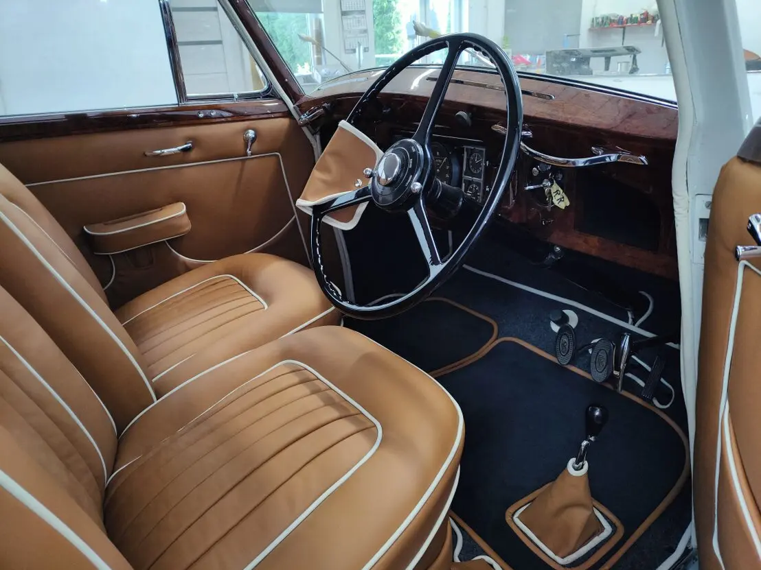 Odnowione wnętrze klasycznego auta z nową tapicerką