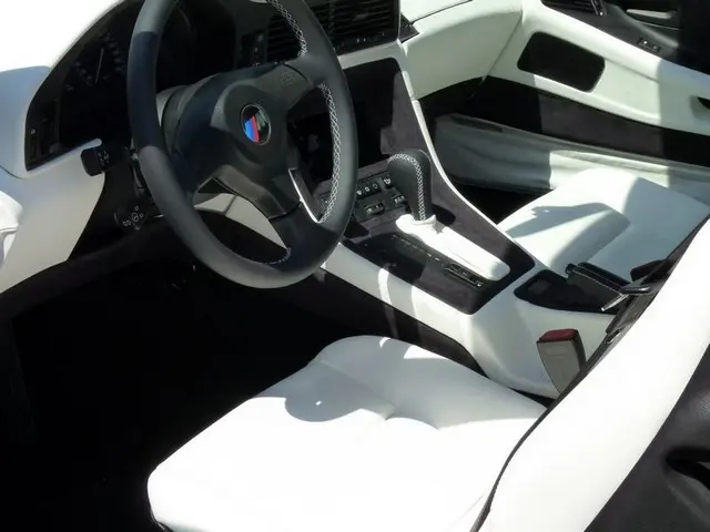 Obszywana kierownica z dekoracyjnym przeszyciem