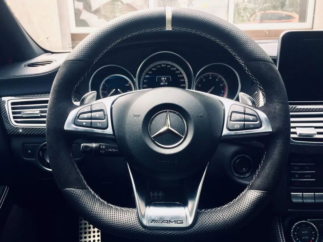 Skórzana kierownica po obszyciu w warsztacie tapicerskim