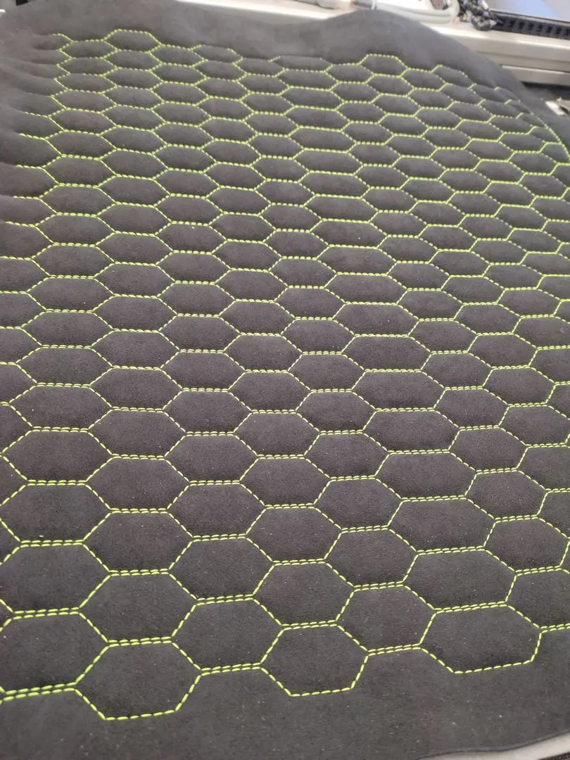 Spersonalizowane wnętrze auta z dekoracyjnymi przeszyciami na kilku elementach